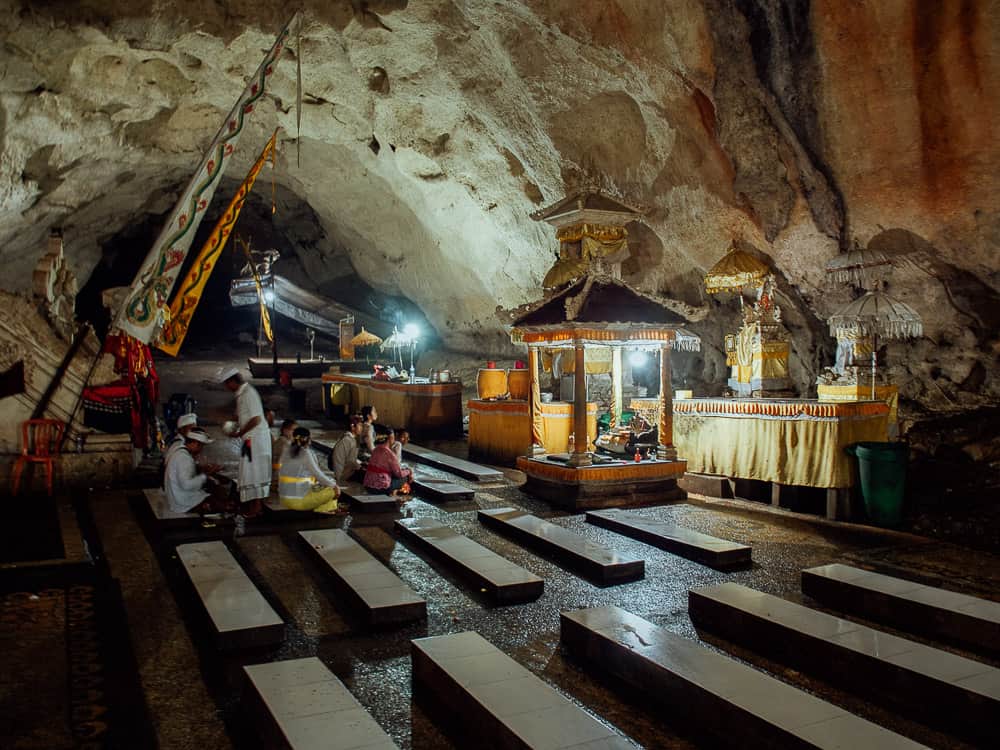 pura goa giri putri, pura goa giri temple, goa giri putri cave temple, pura goa giri putri nusa penida