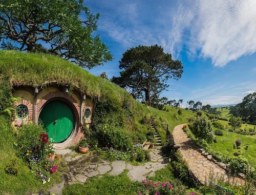 Private movie set to Hobbiton from Auckland